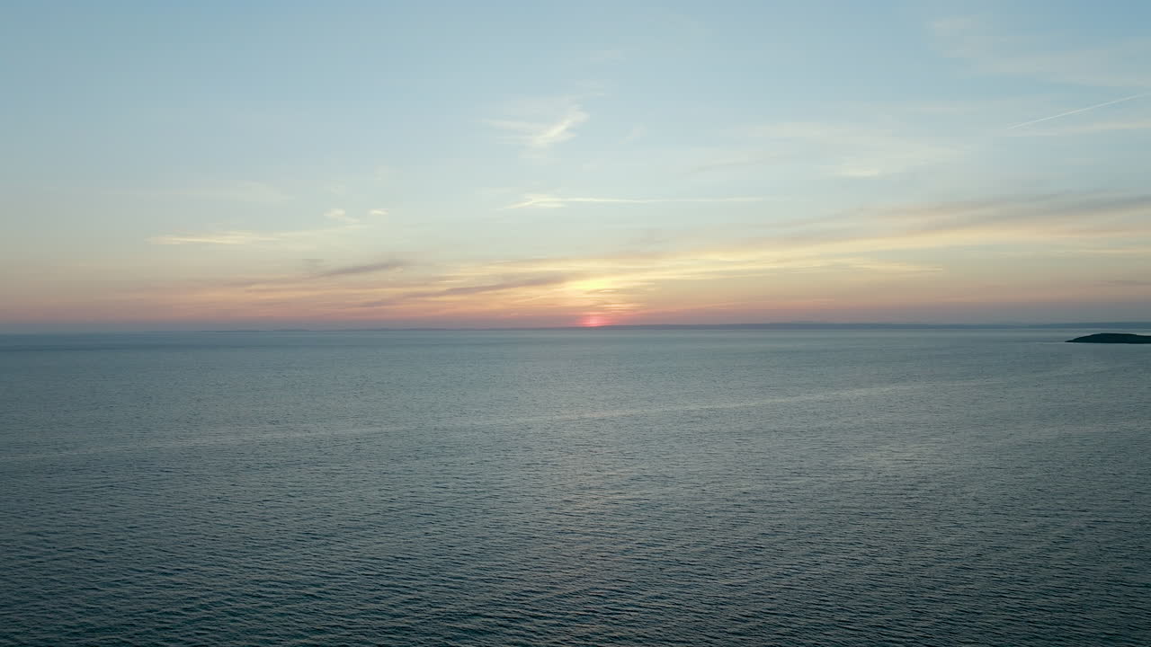 바다 위에 해가 지는 것