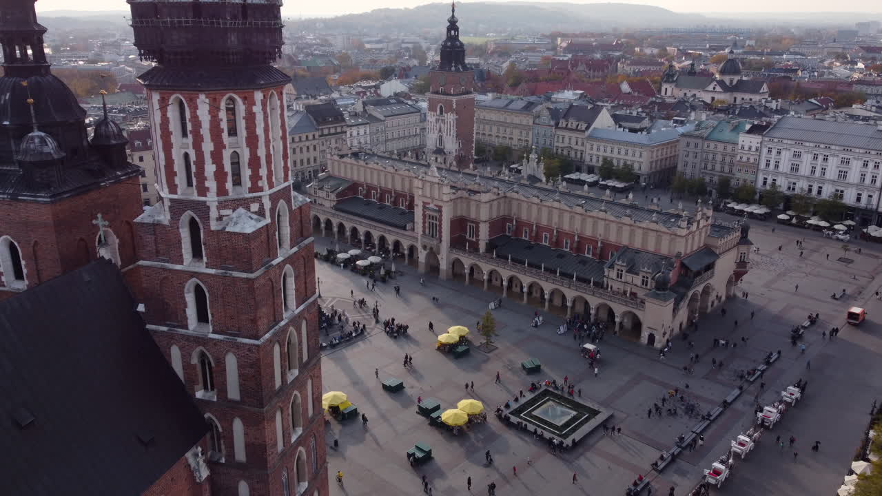 Luftfoto som flyr mot Sukiennice på Hovedtorget i Krakow