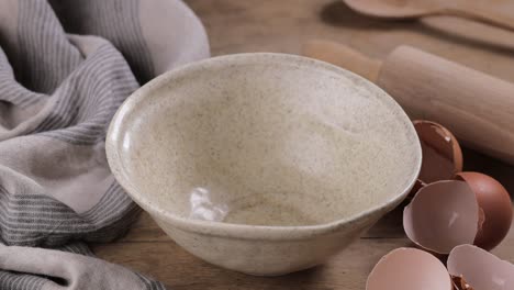 요리사는 주방 테이블에 식탁 천이나 린 을 놓습니다.
