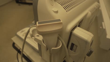 vista cercana de la costosa sonda lineal de ultrasonido y la máquina en el hospital para procedimientos de diagnóstico por imágenes
