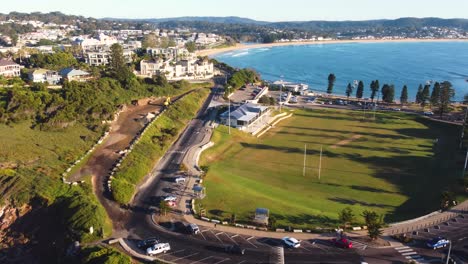 Drohnen-Luftschwenk-Von-Terrigal-Skillion-Und-Der-Hafenbucht,-Die-Den-Terrigal-Strand,-Den-Pazifik,-Die-Zentrale-Küste-Von-NSW,-Australien-Betritt-3840x2160-4k