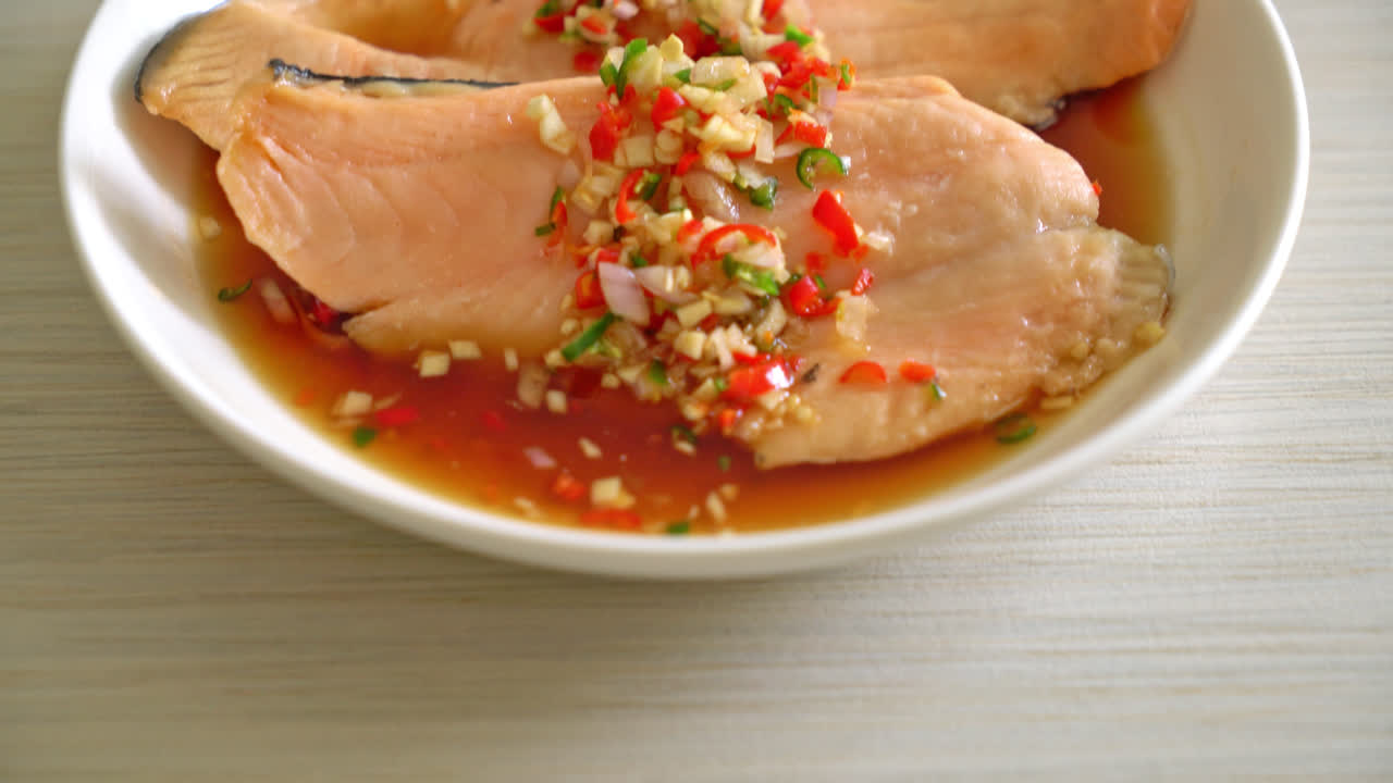 유자 폰즈 소스를 곁들인 데친 송어 또는 연어