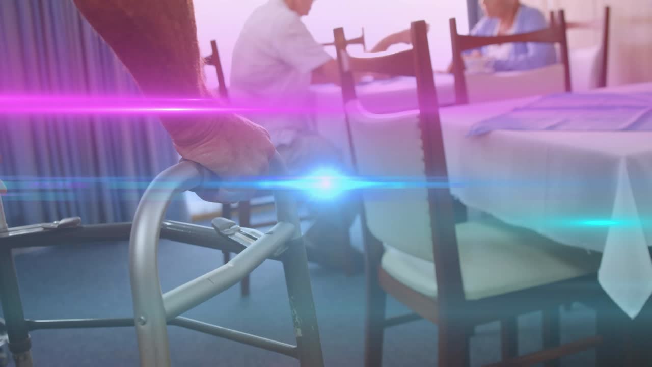 산책 프레임을 사용하여 식당에서 고령자 위로 움직이는 색 ⁇ 의 불빛의 애니메이션