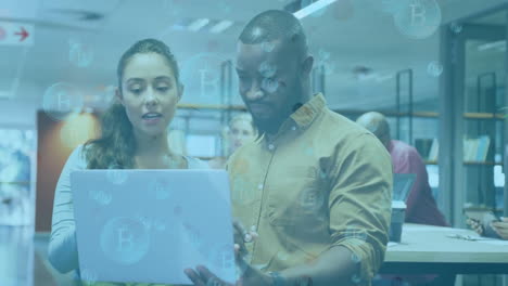 animación del procesamiento de datos financieros sobre diversas personas de negocios en la oficina