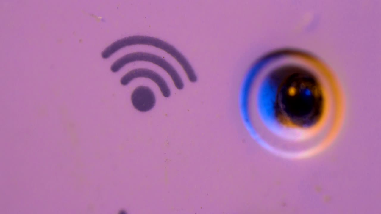 cinemagraph del símbolo wifi parpadeando el estado de la conexión de la señal llevó a la luz en el repetidor wifi