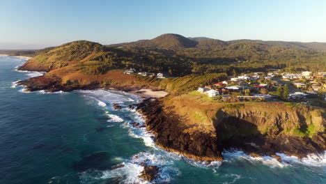 Breite-Rotierende-Drohnenaufnahme-Der-Felsigen-Küste-Am-Strand-Und-In-Der-Stadt-Von-Scotts-Head-In-Australien