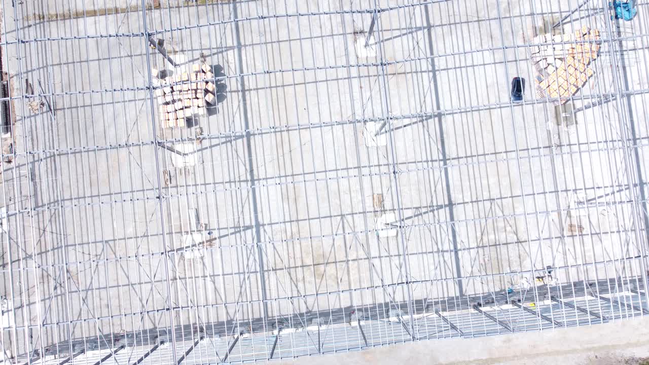 la industria de la construcción de vigas de hierro metálico marco de almacén sitio de construcción vista aérea de arriba hacia abajo marcha atrás