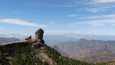 vuelo alrededor de roque nublo, una roca volcánica en la caldera de tejeda, gran canaria, islas canarias, españa