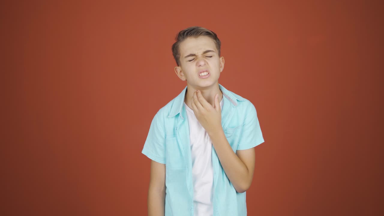 un niño con dolor de garganta.