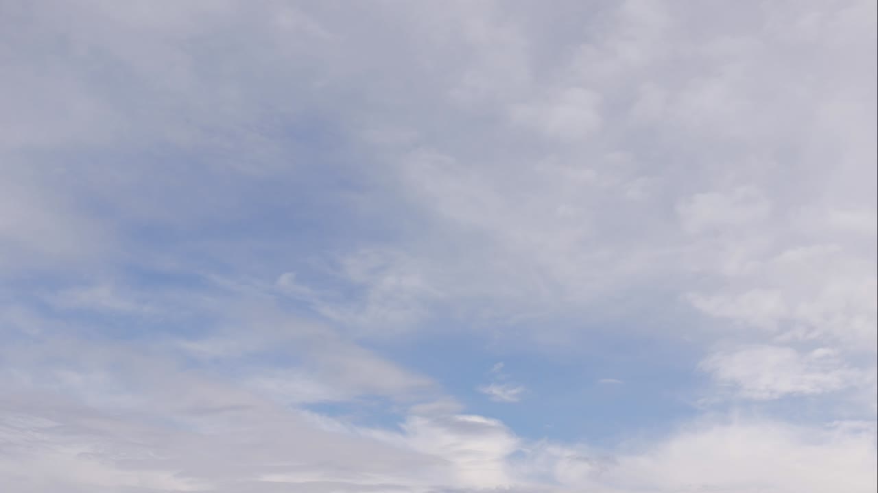 푸른 하늘 하 구름, 부풀어오르는 색 구름, 큐러스 구름 스케이프 타임스, 여름의 파란 하늘, 극적인 웅장한 놀라운 파란하늘, 부드러운  구름의 형태, 구름의 타임 스 배경