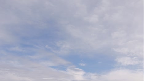 cielo azul nubes blancas. nubes puffy fluffy blancas. nube cúmulo scape lapso de tiempo. verano cielo azul lapso de tempo. dramático majestuoso increíble cielo azul. nubes blancos suaves se forman. nubes fondo lapso de time