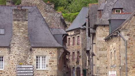 viejos caminos empedrados y edificios de piedra en la bonita ciudad de dinan bretaña francia 1