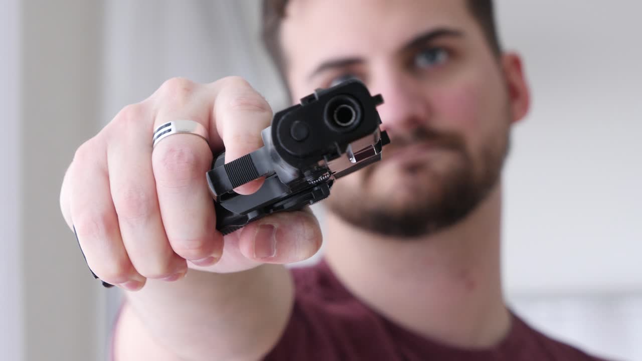 처음으로 총기 폭력 범죄 범죄자가 두려움에 떨고 있다