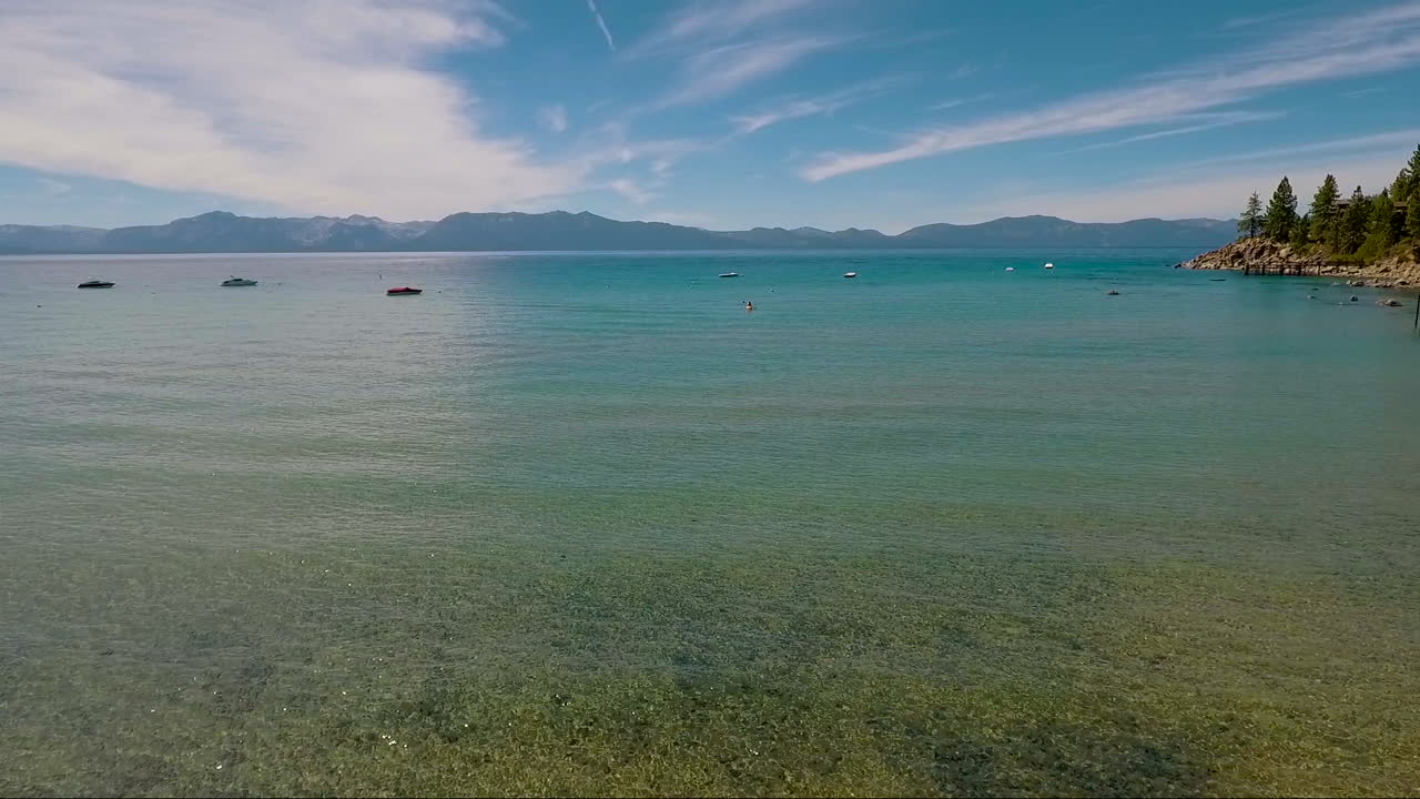 레이크 타호에서 카약을 타고 노를 젓는 여성 위의 공중