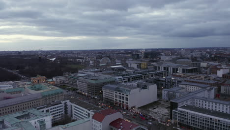 Imágenes-Aéreas-De-La-Gran-Ciudad-Al-Atardecer.-Calle-Unter-Den-Linden-Y-Puerta-De-Brandenburgo-Desde-Altura.-Berlín,-Alemania