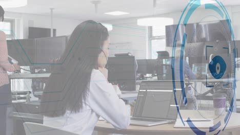 animación de una mujer caucásica que aprende codificación viendo clases en línea en una computadora portátil