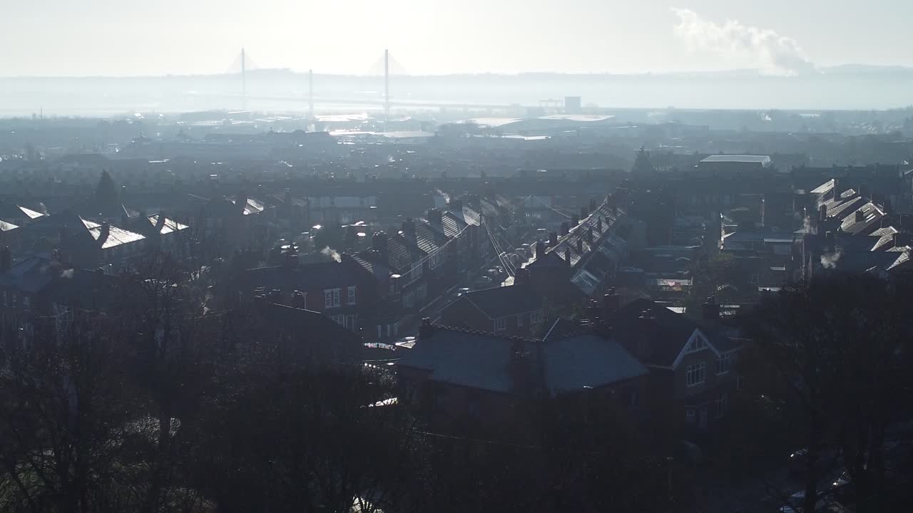 이른 아침 스카이라인까지 기울어지는 도시 영국 타운 하우스 옥상을 둘러싼 서리가 내린 안개