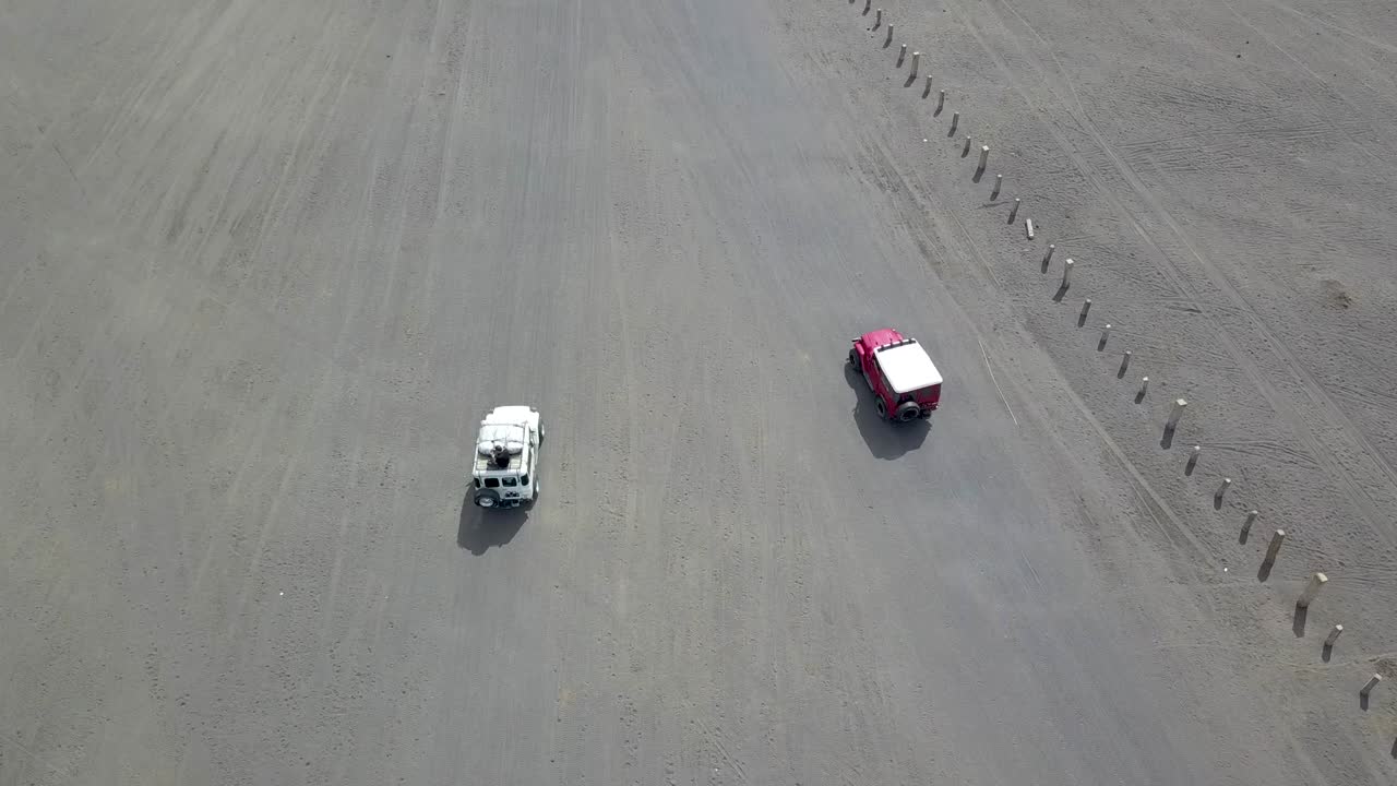 volcán bromo gris paisaje sombrío crucero turístico en jeep - sobrevuelo aéreo seguir tiro