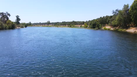 Toma-Aérea-De-Personas-Que-Viajan-En-Kayaks-Y-Embarcaciones-Personales-Inflables-En-El-Río-Americano-En-Sacramento,-California-1