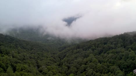 niebla y nubes cerca de blowing rock y boone nc, carolina del norte