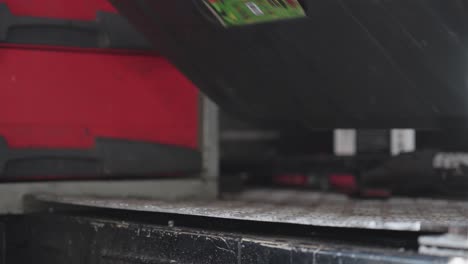 poner un maletín en un coche y cerrar la puerta