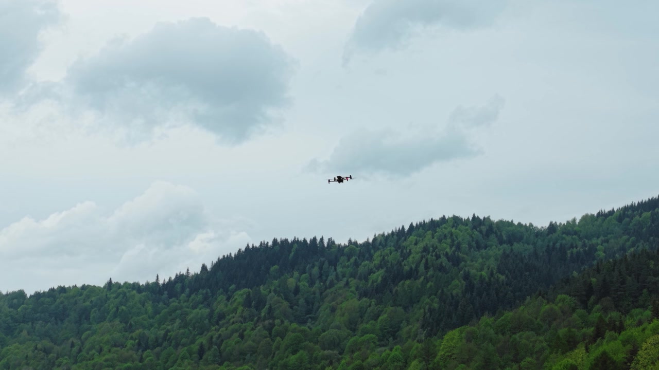 Drone aereo che vola sopra il paesaggio