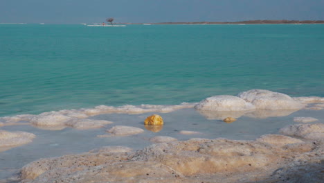 belleza de la naturaleza con paisaje de aguas del mar muerto y playa salada