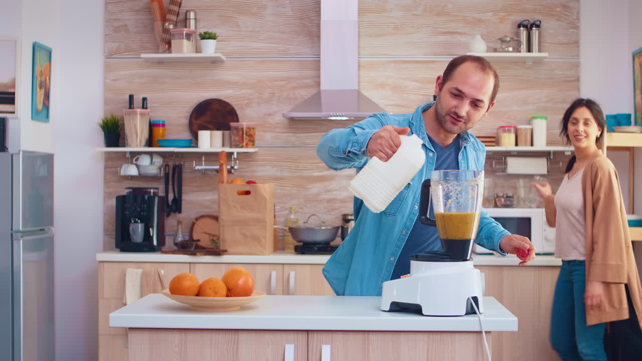 Versare il latte nel frullatore