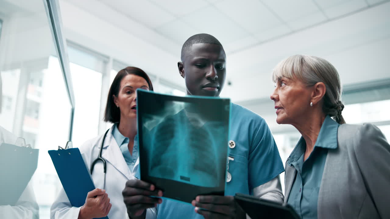 médicos que revisan las radiografías