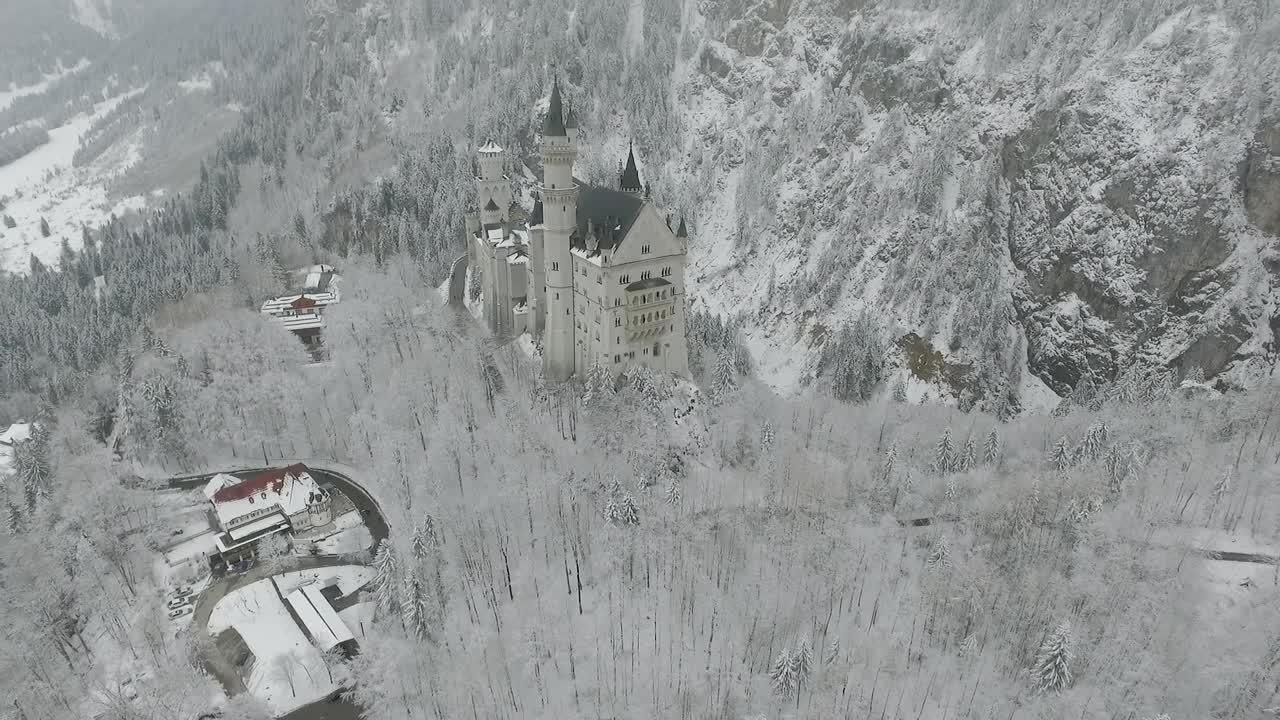 vista aérea de neuschwanstein volando lejos del castillo