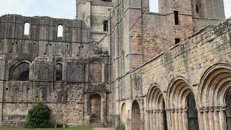 Inside-walls-of-the-ruined-Cistercian-monastery,-Fountains-Abby-in-North-Yorkshire-UK