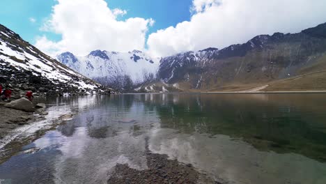 una bonita vista de la laguna principal, laguna del sol en el cráter del volcán nevado de toluca también llamado xinantecatl que rara vez está tan nevado
