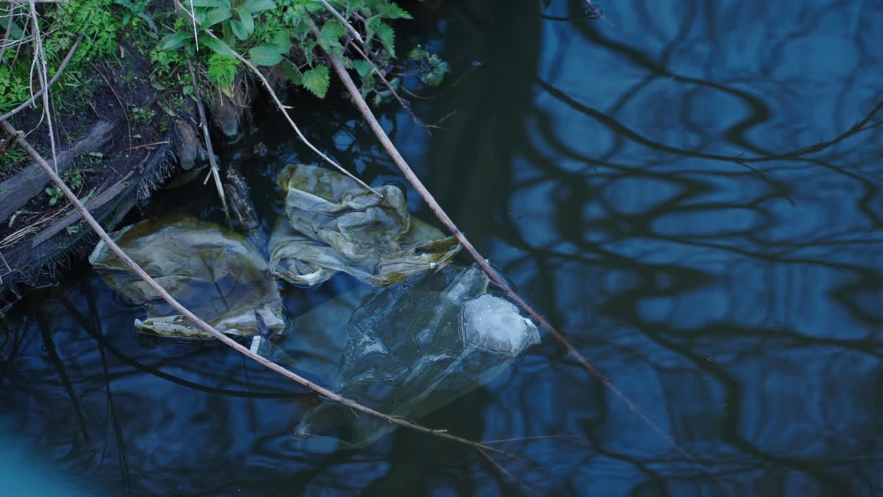 강에 떠다니는 비닐봉지, 플라스틱 수프 오염, 환경의 미세 플라스틱