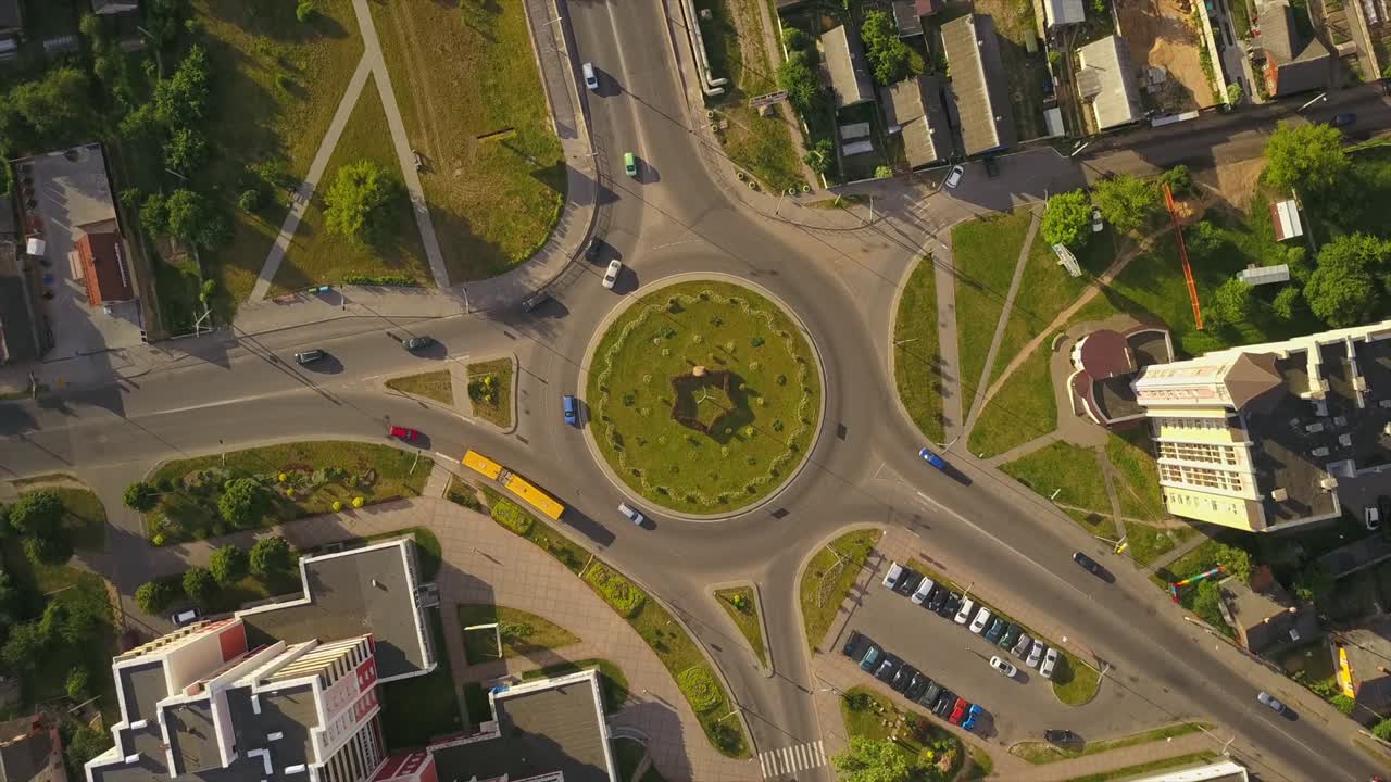 rusia noche soleada baranovichi paisaje de la ciudad círculo de la calle panorama aéreo 4k bielorrusia