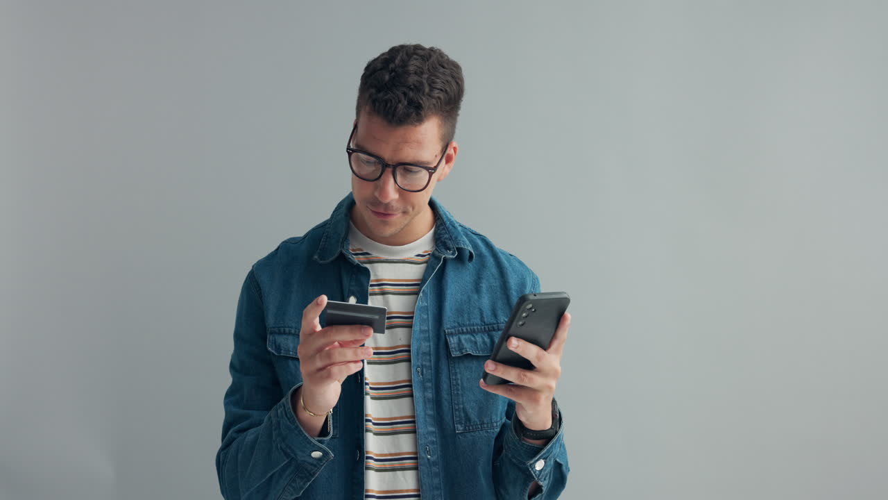 hombre que utiliza un teléfono inteligente para compras en línea o pagos digitales