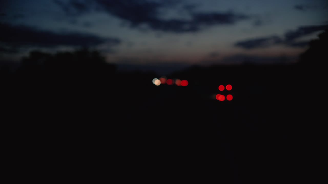 Scatto sfocato del traffico su un'autostrada