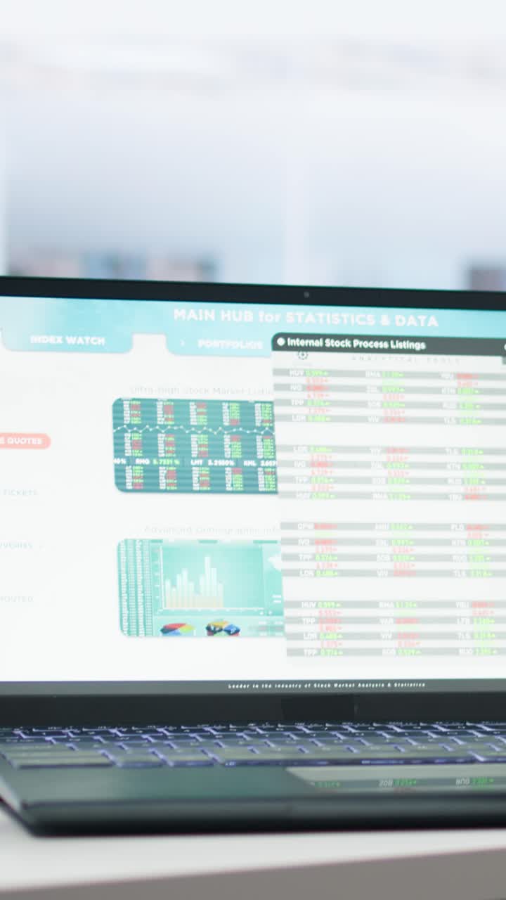 Video Vertikal Kantor Kosong dengan Portofolio Saham di Layar Perangkat