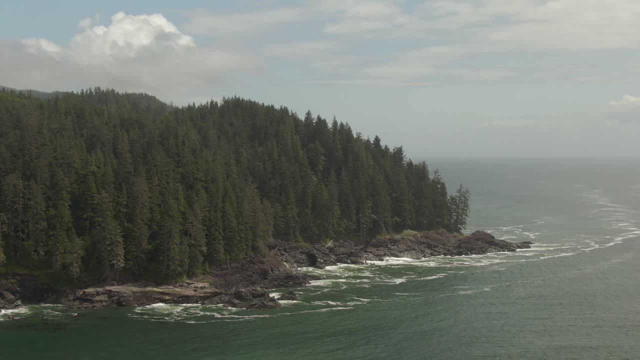 hermosa vista aérea del paisaje de la rocosa costa del océano pacífico en el sur de la isla de vancouver durante un día soleado de verano