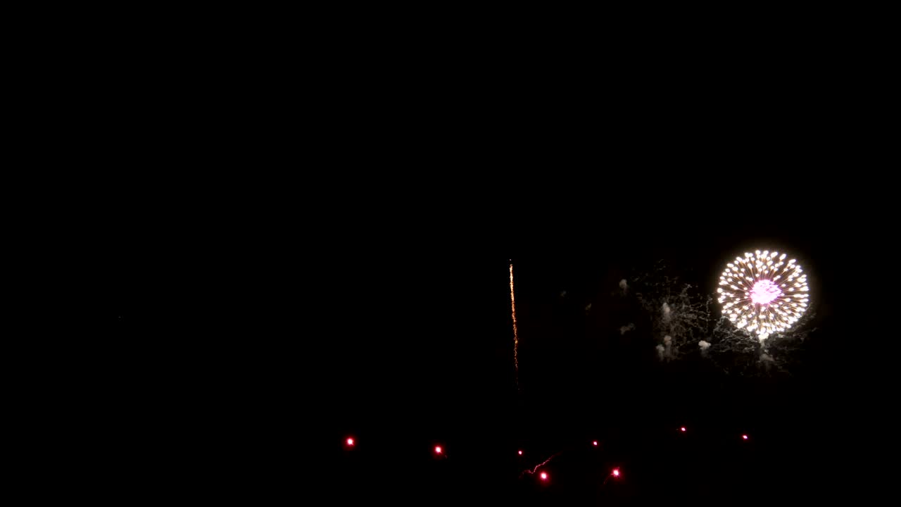 4K. Loop continuo di un vero festival di fuochi d'artificio colorati nel cielo notturno durante una festa nazionale, una festa di Capodanno o un evento celebrativo