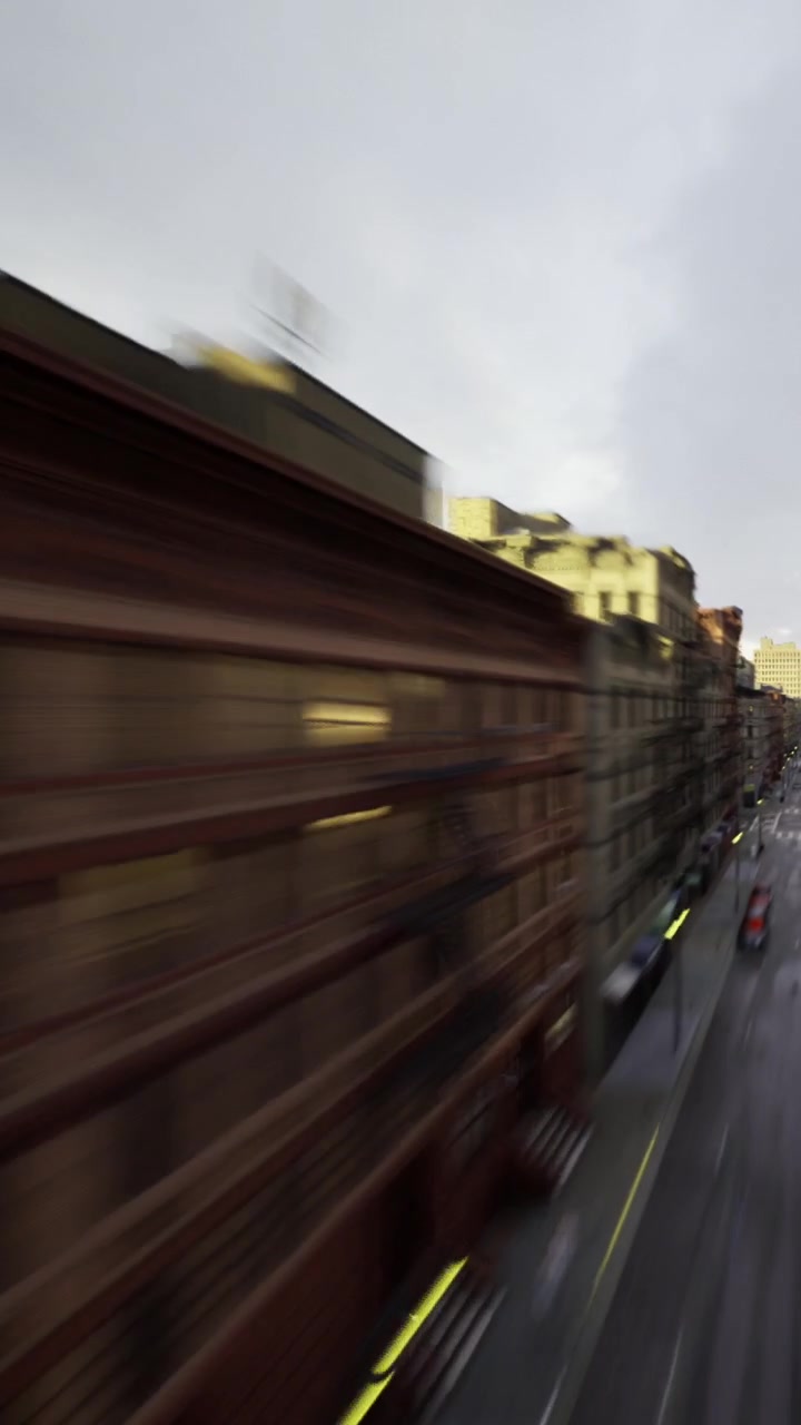 Panorama di edifici urbani di sera, su una strada cittadina trafficata.