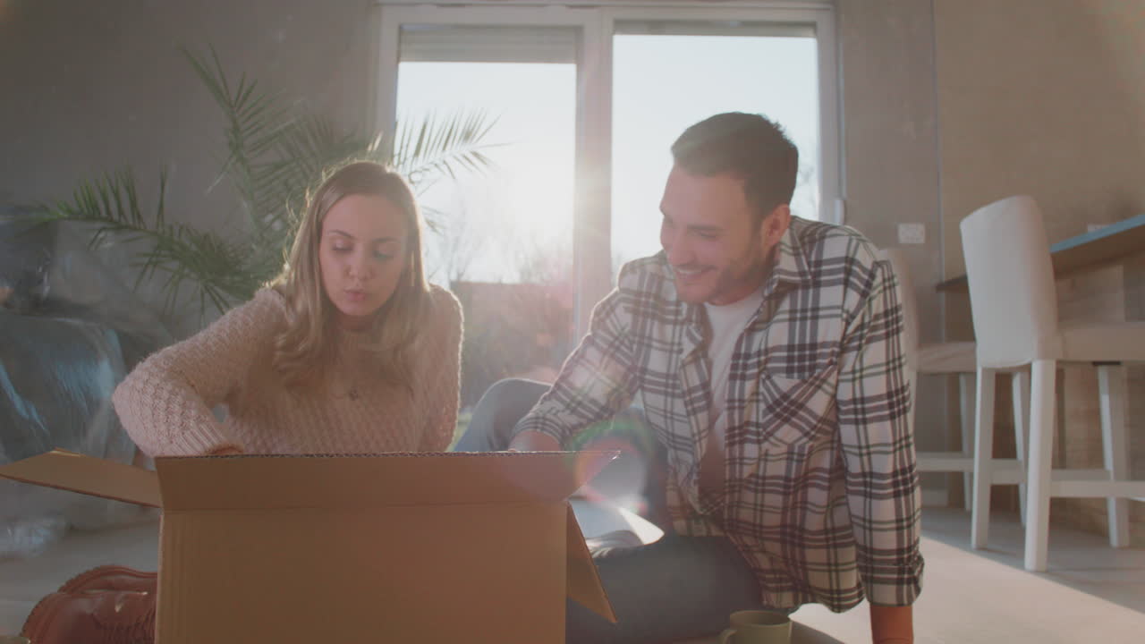 los amantes están sentados en el suelo.