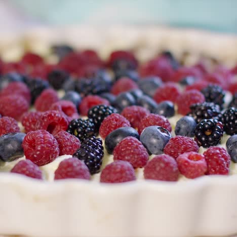 Hände-Einer-Mutter-Und-Einer-Kleinen-Tochter-Beim-Backen