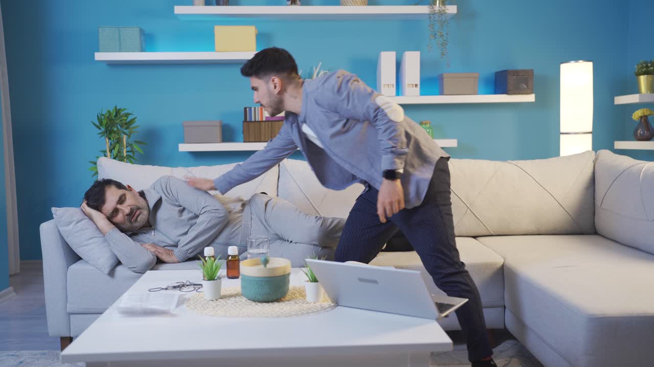 아들은 시계를 쳐다보며 아버지를 깨우고 약을 줍니다.