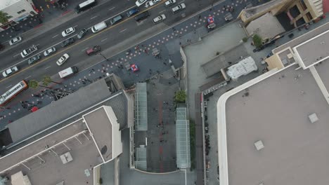 Cámara-Del-Mediodía-Con-Vista-De-Drones-Desde-La-Entrada-Del-Patio-De-Babylon-Court-En-Los-ángeles,-California