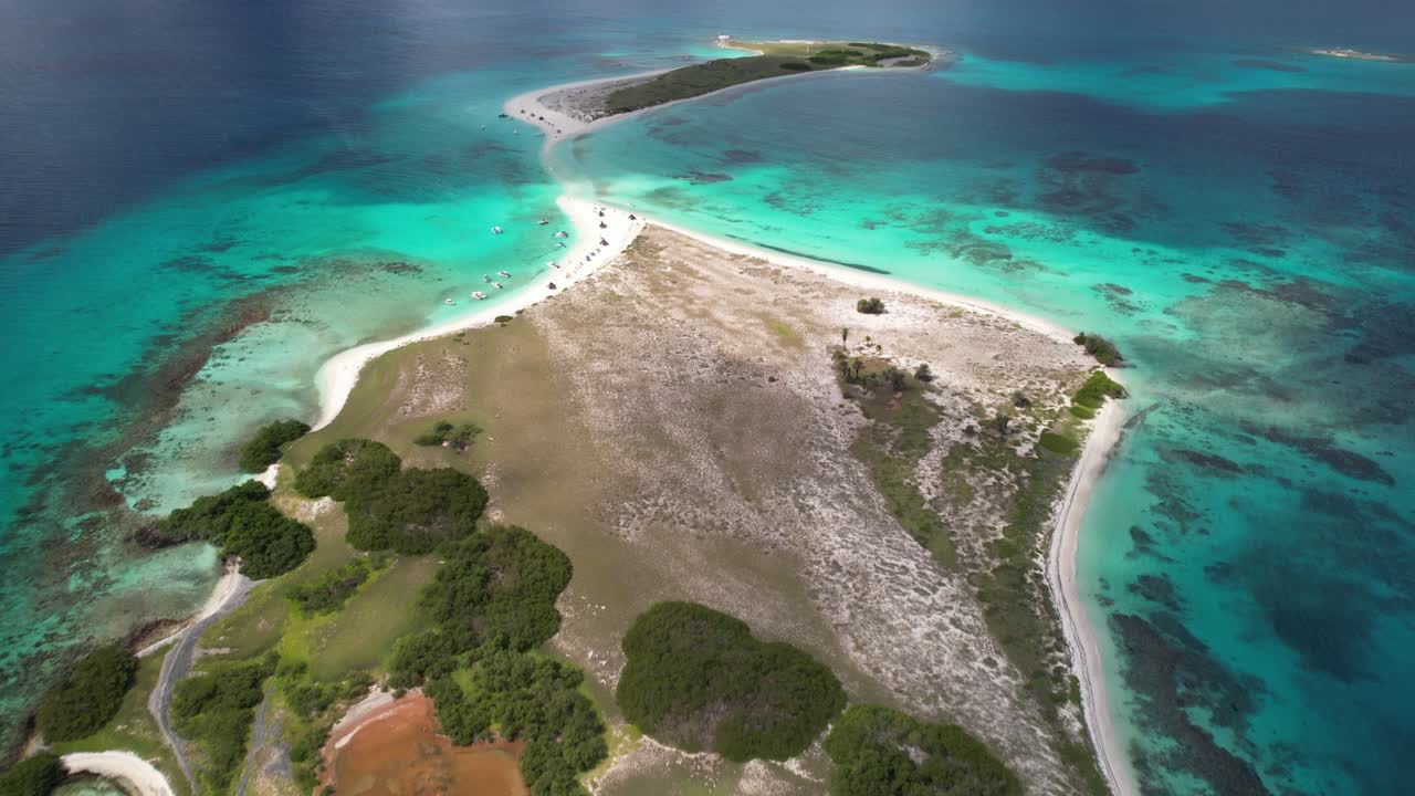 생생한 푸른 물과 다양한 해양 풍경을 가진 순수한 로스 로케스 제도 (공중 사진)
