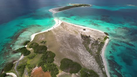 el prístino archipiélago de los rocas con aguas turquesas vívidas y diversos paisajes marinos, vista aérea