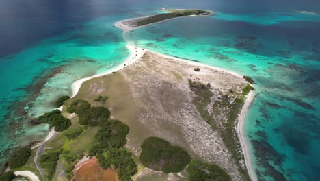 el prístino archipiélago de los rocas con aguas turquesas vívidas y diversos paisajes marinos, vista aérea