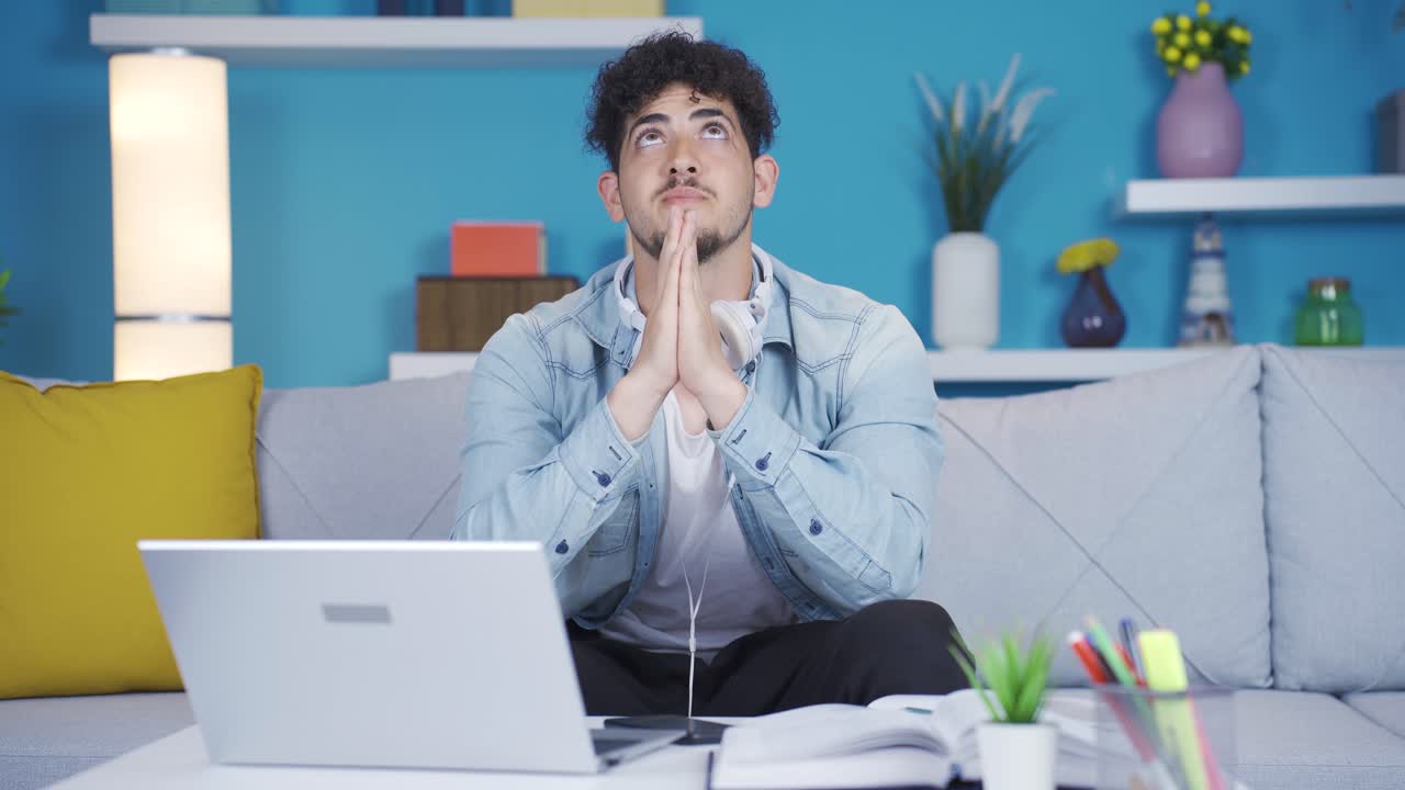 studente universitario cristiano in preghiera.