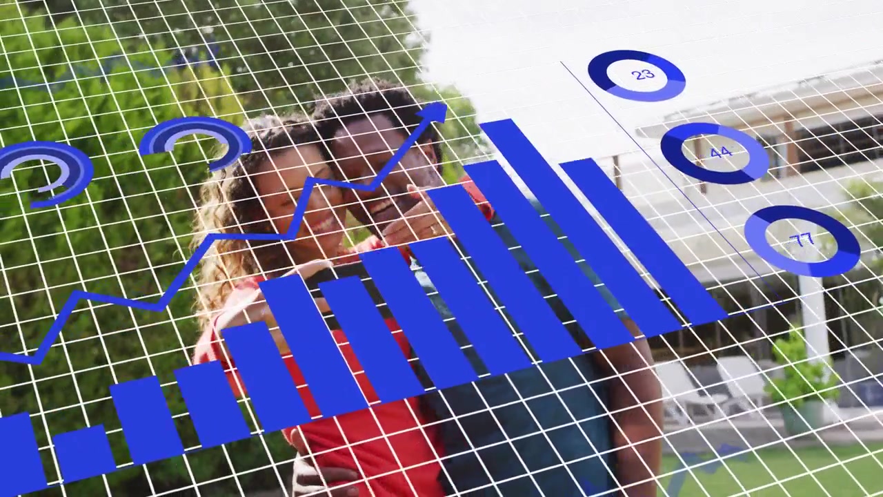 Donna che alza lo smartphone e si fa un selfie con un uomo in giardino, con grafici tecnologici che crescono e scorrono.
