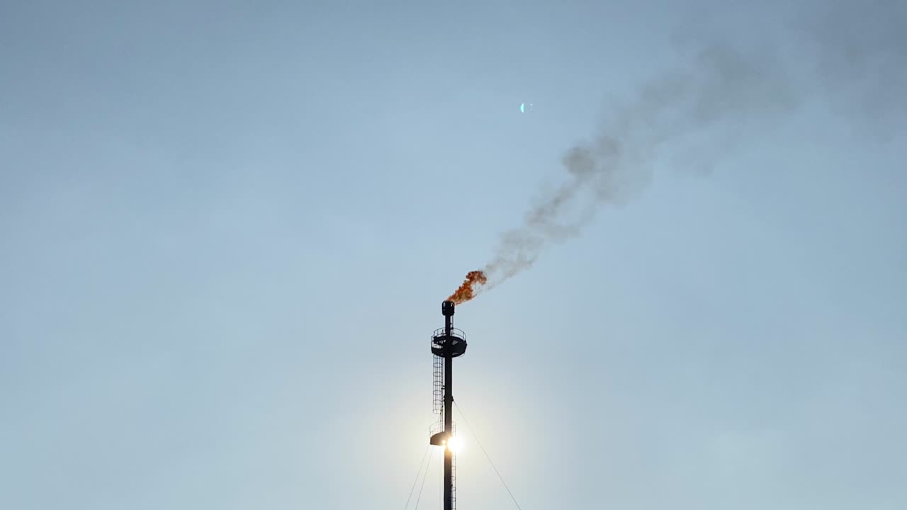 planta de campo de gas kailashtilla vista ardiendo llama naranja con humo subiendo